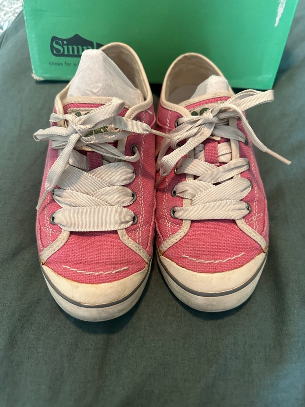Simple Pink Canvas Low-Top Sneakers with Cream Laces